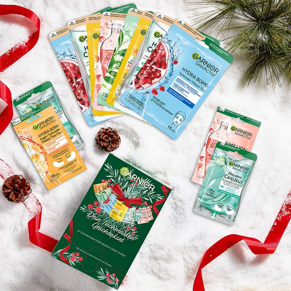 Tuchmasken Sammlung aus der Verpackung in weihnachtlicher Umgebung